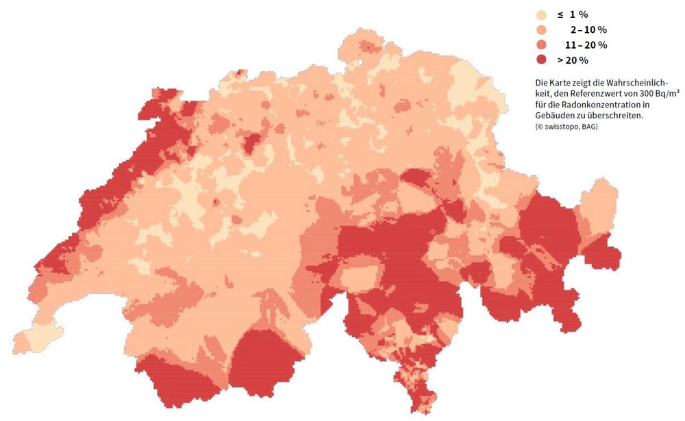 Die Karte zeigt die Wahrscheinlichkeit, den Referenzwert von 300 Bq/m³ für die Radonkonzentration in Gebäuden zu überschreiten. (Bild: © swisstopo, BAG)